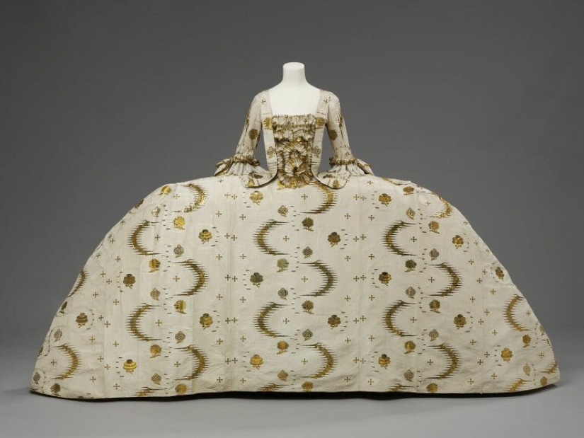 Dress Mantua luxurious, but terribly uncomfortable invention gallant century