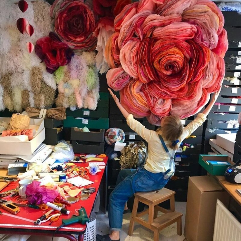 "Each of us needs beauty": why does this woman create huge flowers