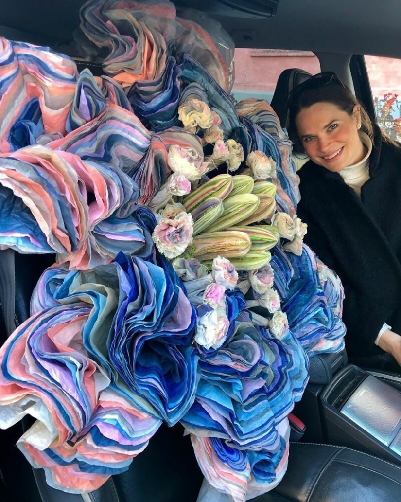 "Each of us needs beauty": why does this woman create huge flowers