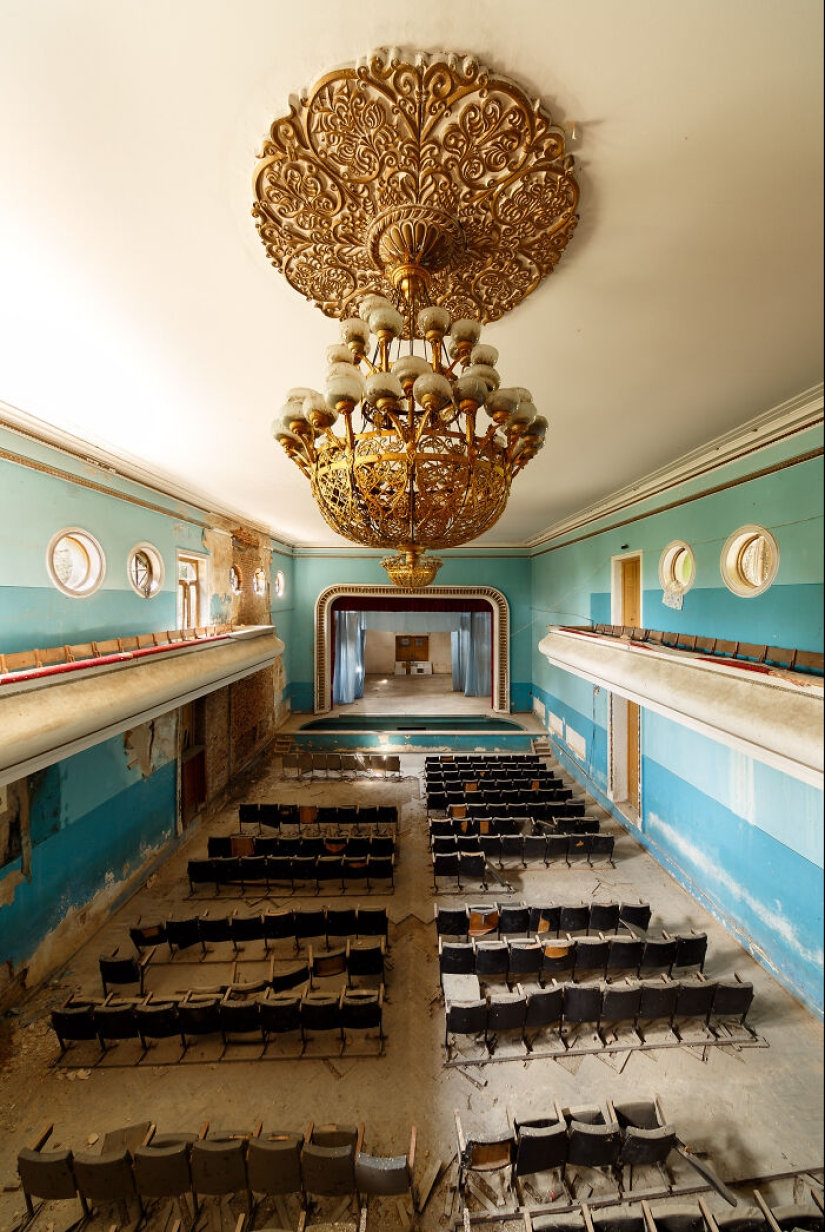 Echoes Of Forgotten Theaters: 10 Pictures That I Took Of Abandoned Spaces