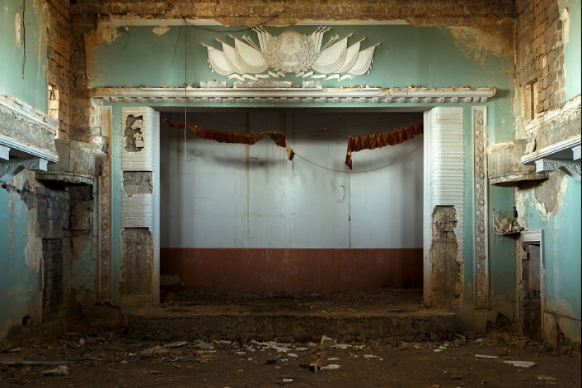 Echoes Of Forgotten Theaters: 10 Pictures That I Took Of Abandoned Spaces