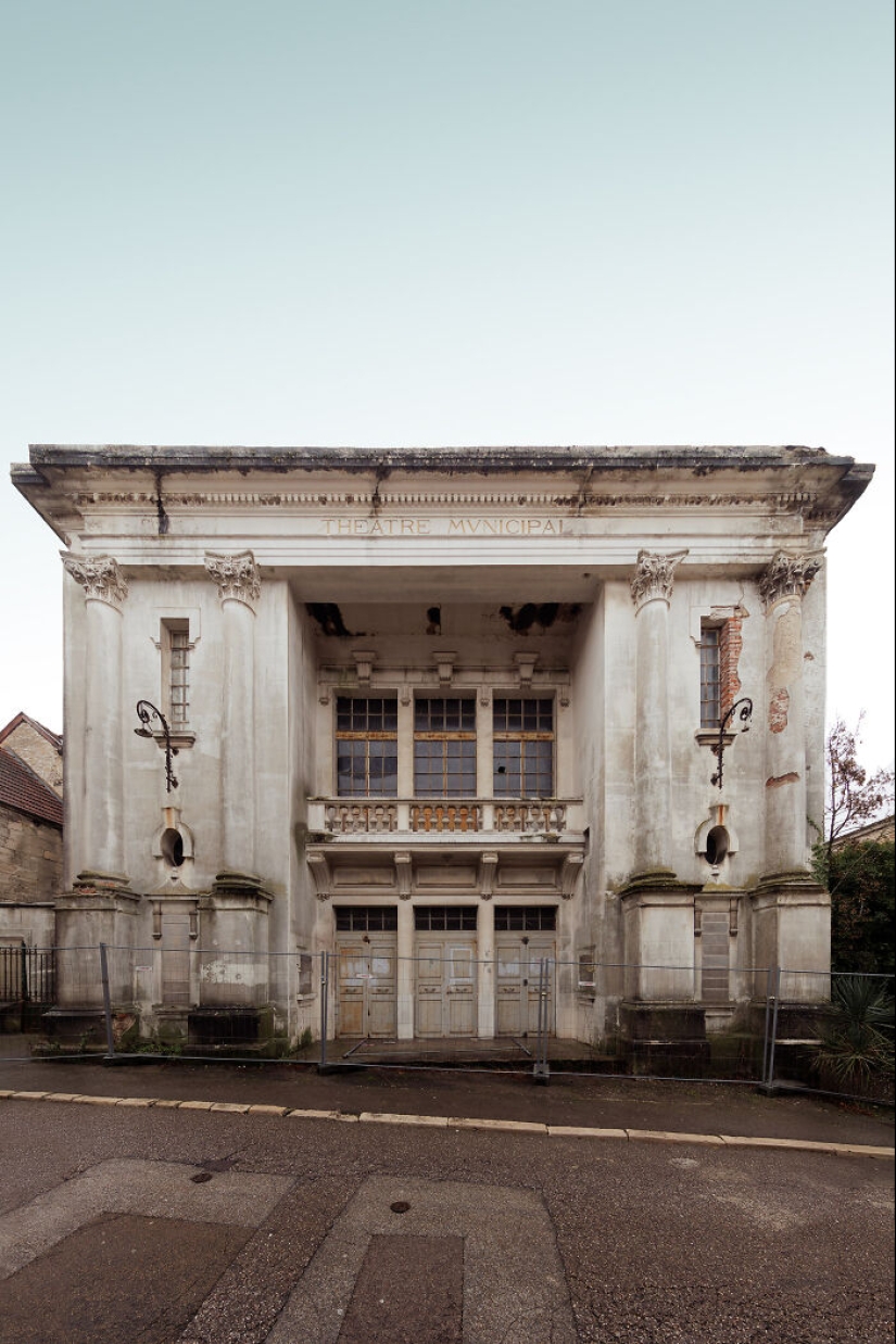 Echoes Of Forgotten Theaters: 10 Pictures That I Took Of Abandoned Spaces