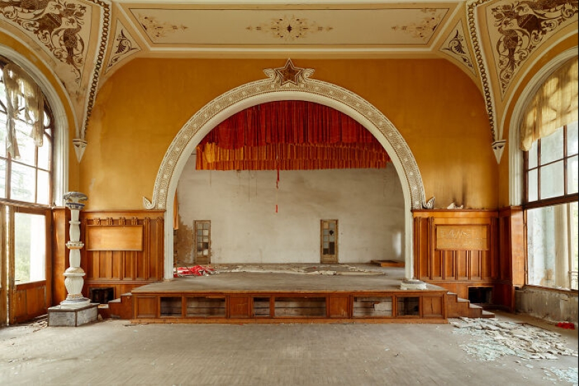 Echoes Of Forgotten Theaters: 10 Pictures That I Took Of Abandoned Spaces