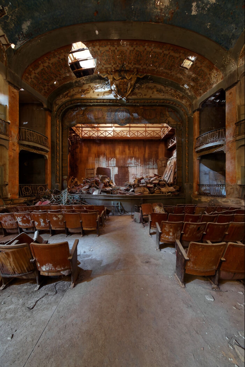 Echoes Of Forgotten Theaters: 10 Pictures That I Took Of Abandoned Spaces