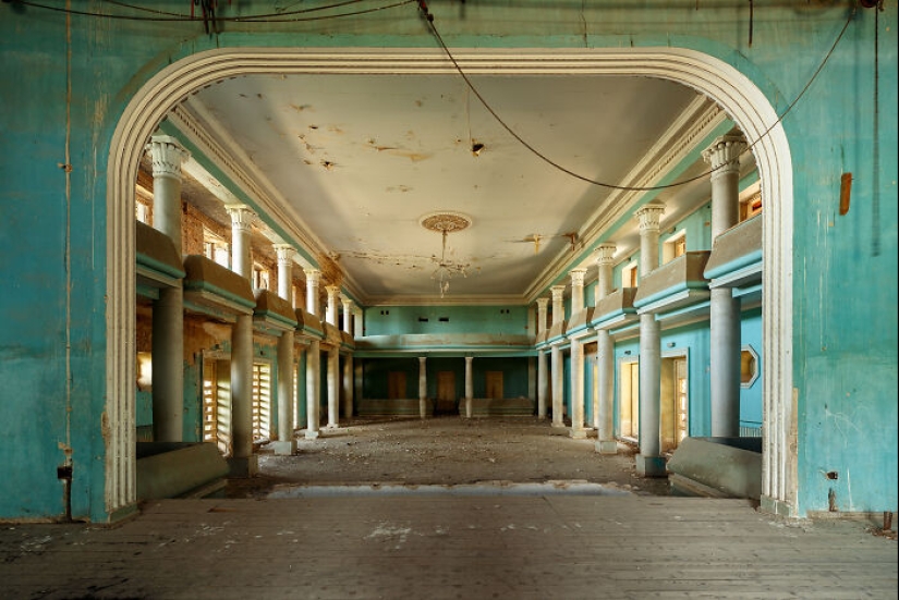 Echoes Of Forgotten Theaters: 10 Pictures That I Took Of Abandoned Spaces