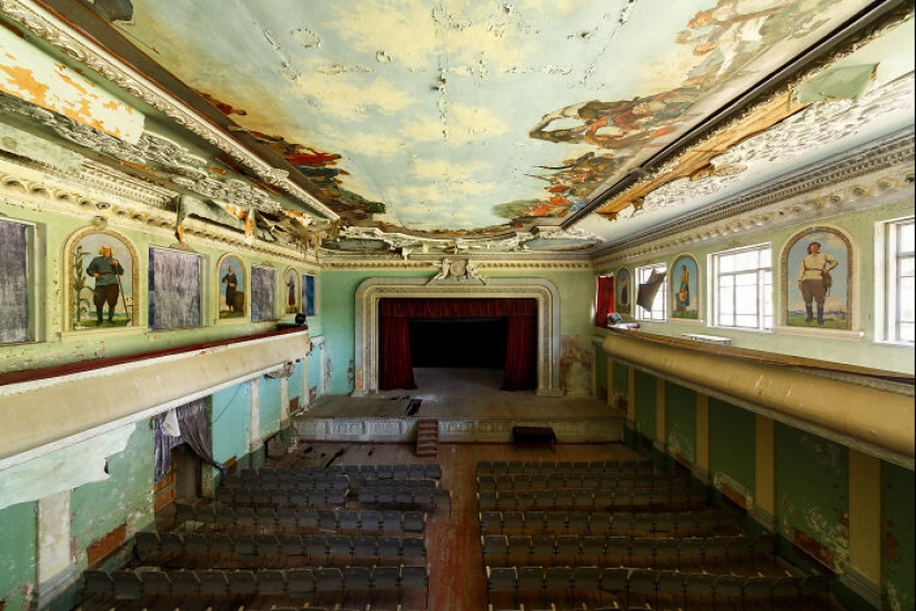 Echoes Of Forgotten Theaters: 10 Pictures That I Took Of Abandoned Spaces