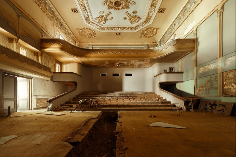 Echoes Of Forgotten Theaters: 10 Pictures That I Took Of Abandoned Spaces