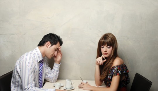 Eight stupid things every Girl Does on a First Date