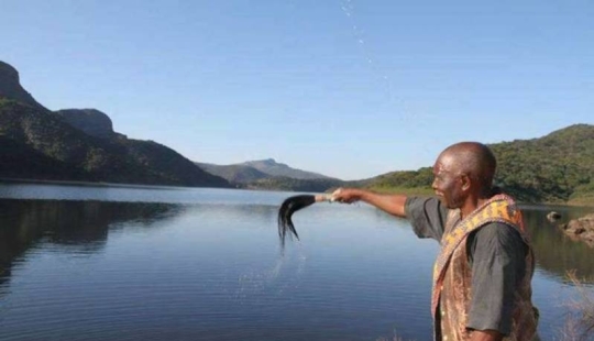 El anómalo lago Fundudzi es la perla de Sudáfrica, cuyo agua no se puede quitar