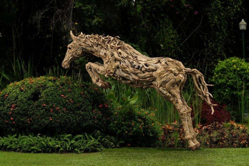 El artista convirtió madera flotante en hermosas esculturas de animales en movimiento