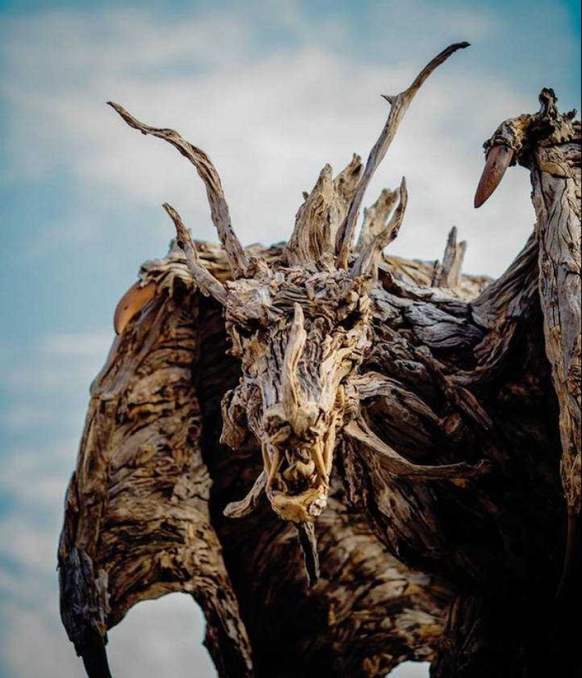 El artista convirtió madera flotante en hermosas esculturas de animales en movimiento