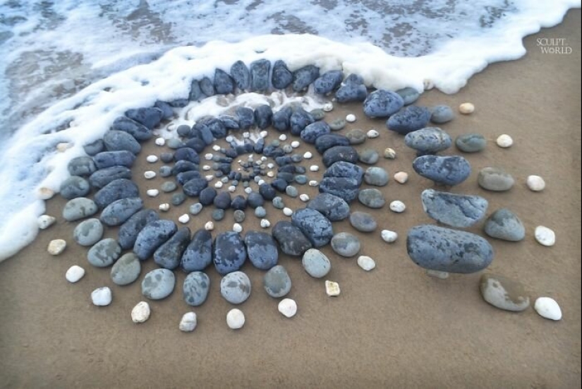 El artista crea el estado de ánimo de sus impresionantes obras de las piedras en la playa