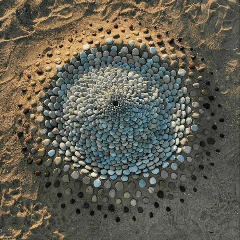 El artista crea el estado de ánimo de sus impresionantes obras de las piedras en la playa