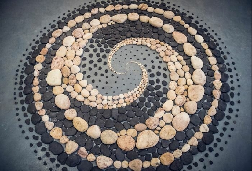 El artista crea el estado de ánimo de sus impresionantes obras de las piedras en la playa