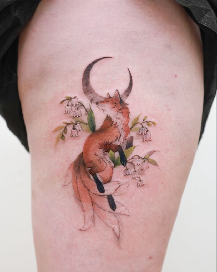 El artista crea tatuajes florales que irradian elegancia y belleza.
