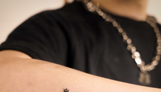 El artista hace tatuajes hiperrealistas que parecen fotos en la piel.