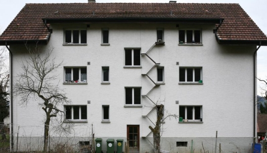 El camino hacia el gato Reino: las escaleras a los peludos animales domésticos en las fachadas de las casas Suizas