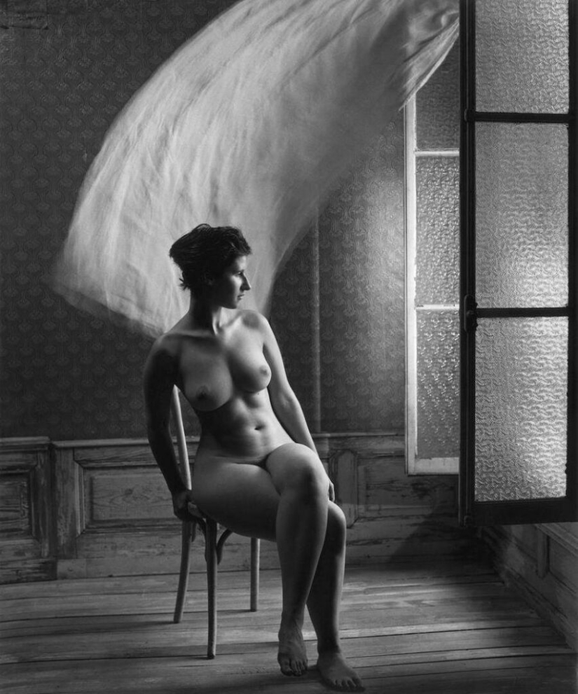 El cuerpo femenino y la geometría en la obra del fotógrafo Christian Coigny