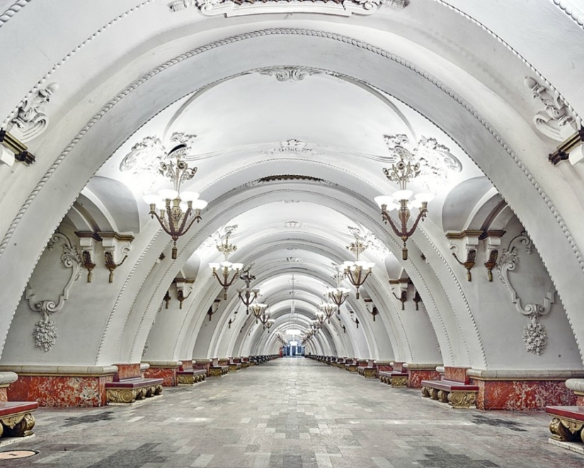 El fotógrafo mostró todo el lujo del metro de Moscú y San Petersburgo sin gente