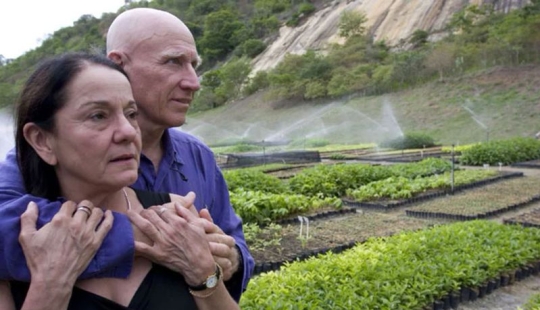 El fotógrafo y su esposa durante 20 años ha plantado 2 millones de árboles y se regenera el bosque destruido