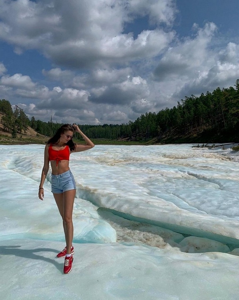 El hielo de la playa de Buluus, la existencia de la cual es difícil de creer