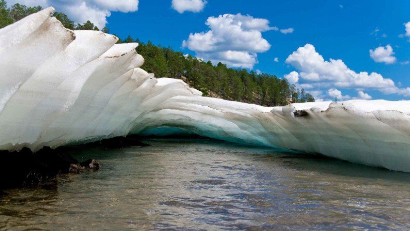 El hielo de la playa de Buluus, la existencia de la cual es difícil de creer