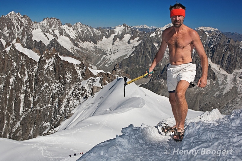 "El hombre de hielo" Wim Hof, conquistando las montañas solo en pantalones cortos