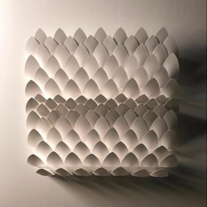 El ingeniero crea a partir de papel pinturas geométricas y gifs, a partir de la cual los ojos se vuelven locos