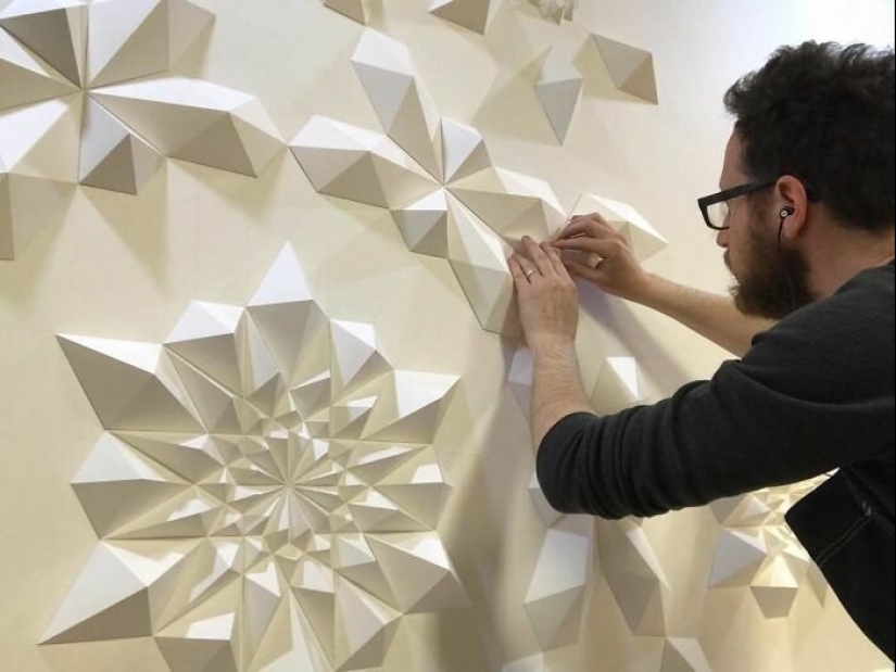 El ingeniero crea a partir de papel pinturas geométricas y gifs, a partir de la cual los ojos se vuelven locos