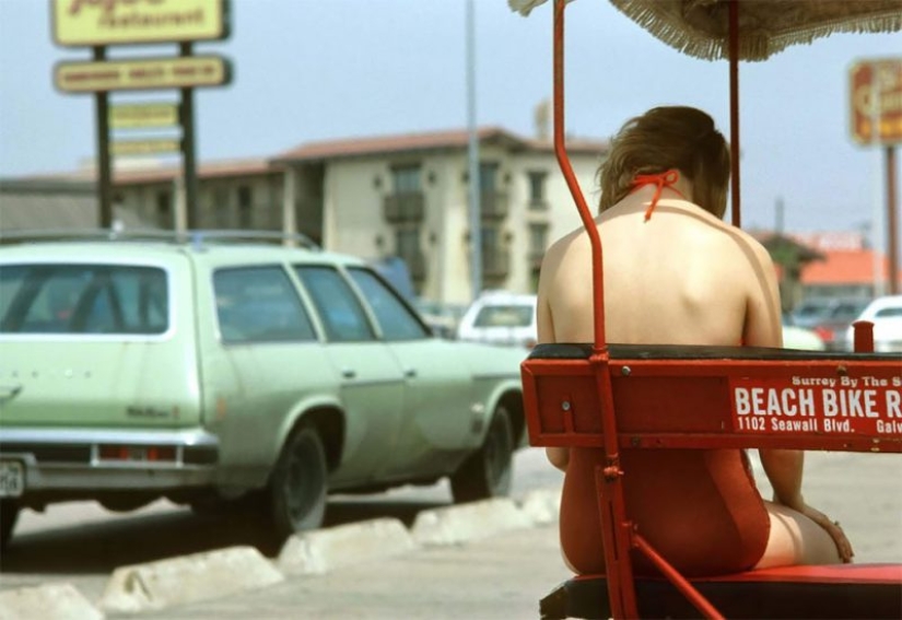 El joven Americano de las mujeres en las playas de Texas en la década de los 80