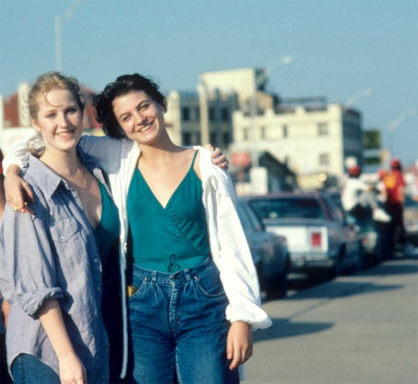 El joven Americano de las mujeres en las playas de Texas en la década de los 80