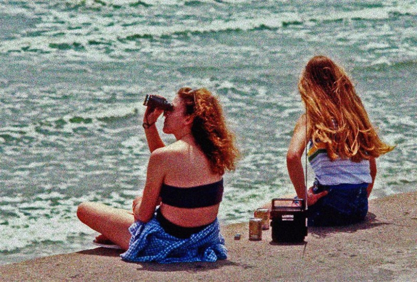 El joven Americano de las mujeres en las playas de Texas en la década de los 80