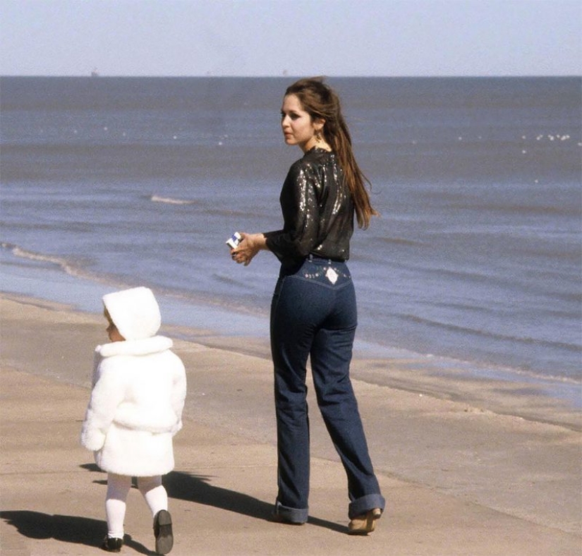 El joven Americano de las mujeres en las playas de Texas en la década de los 80