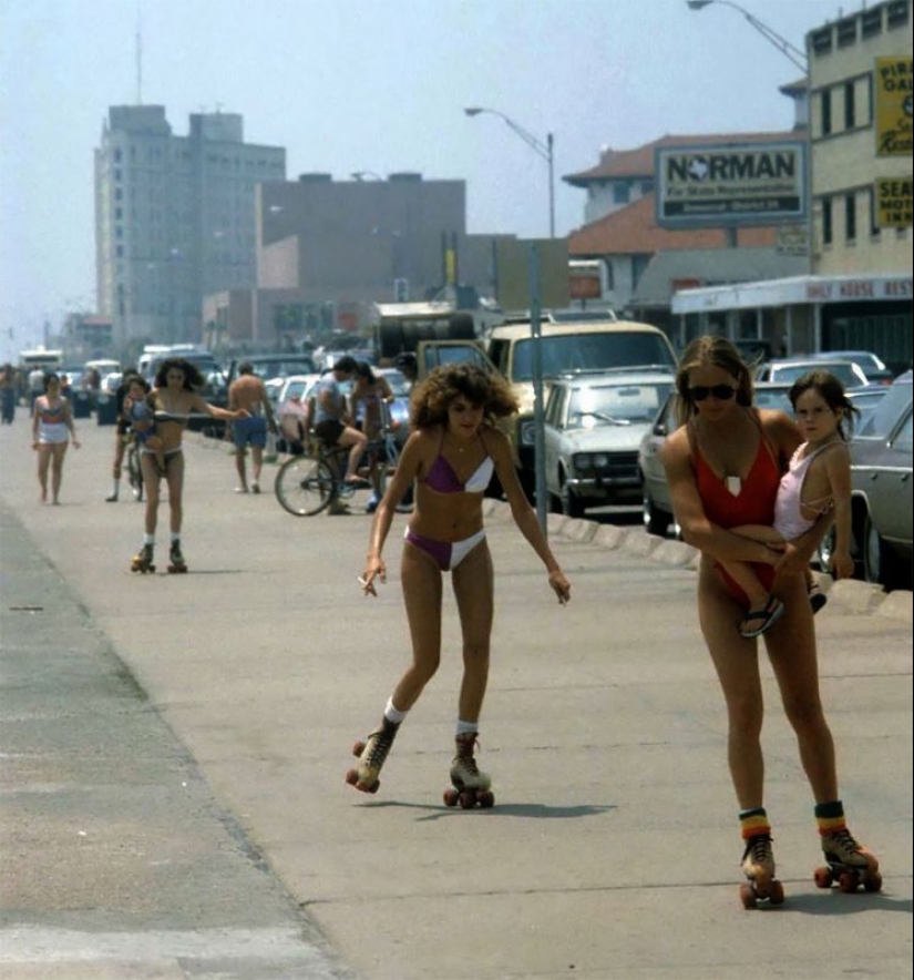 El joven Americano de las mujeres en las playas de Texas en la década de los 80