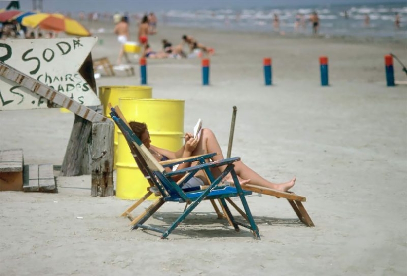 El joven Americano de las mujeres en las playas de Texas en la década de los 80