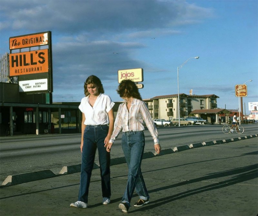 El joven Americano de las mujeres en las playas de Texas en la década de los 80