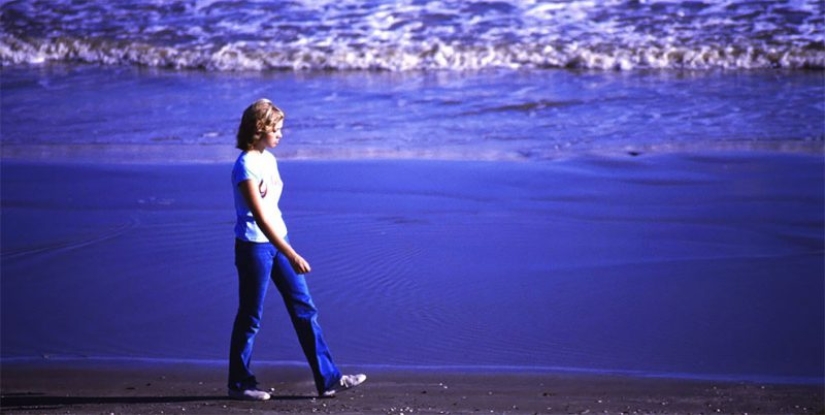 El joven Americano de las mujeres en las playas de Texas en la década de los 80