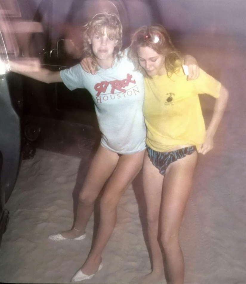 El joven Americano de las mujeres en las playas de Texas en la década de los 80