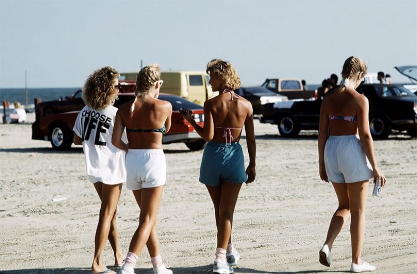 El joven Americano de las mujeres en las playas de Texas en la década de los 80