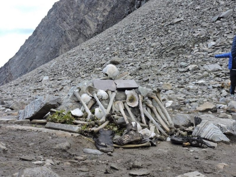 El lago Roopkund del Himalaya es un cementerio de 500 personas, que guarda su secreto