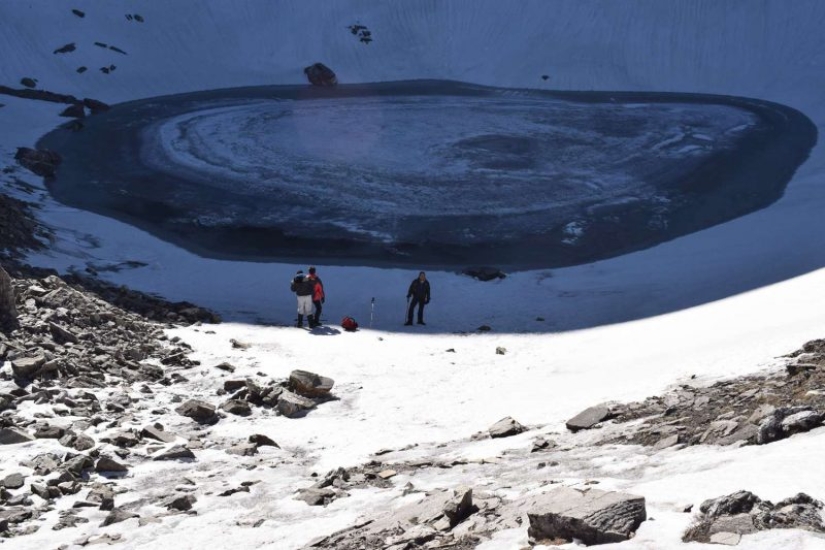 El lago Roopkund del Himalaya es un cementerio de 500 personas, que guarda su secreto