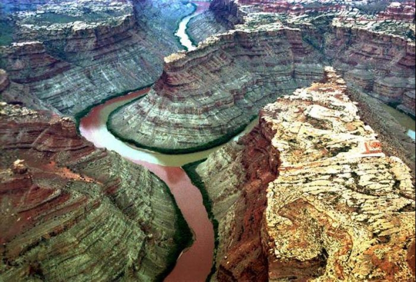 El milagro descrito en el Corán: 16 lugares donde se pueden ver los límites entre los embalses