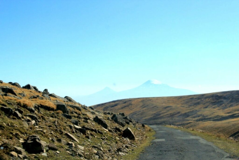 El misterio del anómalo monte Aragats armenio, donde los objetos ruedan hacia arriba