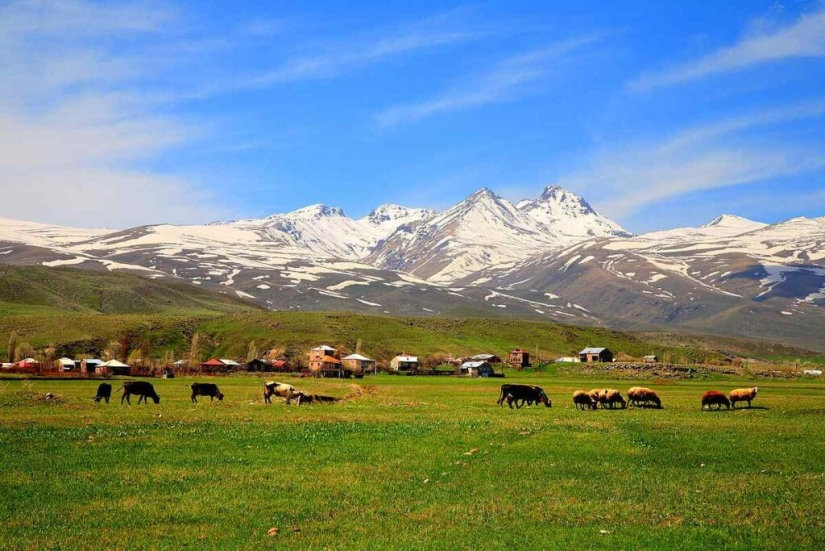 El misterio del anómalo monte Aragats armenio, donde los objetos ruedan hacia arriba