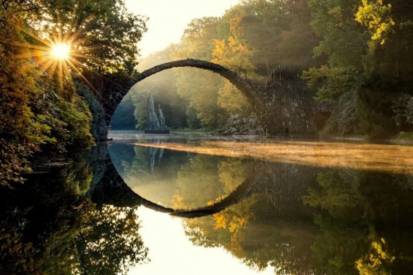 El místico Puente Rakotzbruke, que fue construido por el diablo