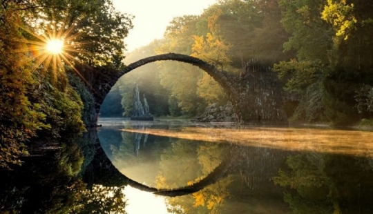 El místico Puente Rakotzbruke, que fue construido por el diablo