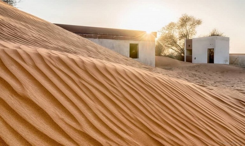 El pueblo fantasma abandonado de Al-Madam en las arenas de los Emiratos