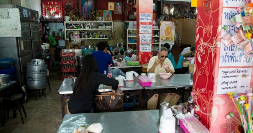 El restaurante de Bangkok sirve un estofado elaborado durante más de 45 años.