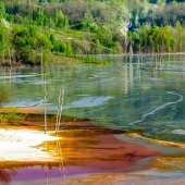 El rumano campo, el sitio de la que está formado un lago tóxico