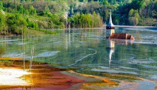 El rumano campo, el sitio de la que está formado un lago tóxico